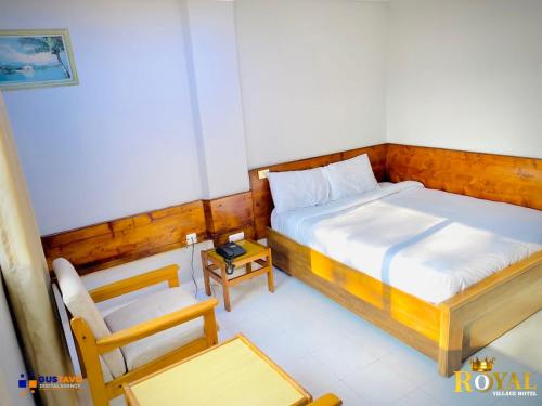 达累斯萨拉姆Royal Village Hotel的一间小卧室,配有一张床和一把椅子