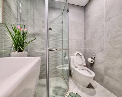 河内Titmit Studio-Căn hộ cao cấp VinhomesOceanPark的一间带卫生间和玻璃淋浴间的浴室