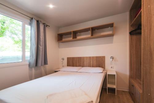 马萨Camping Nuovo的一间小卧室,配有床和窗户