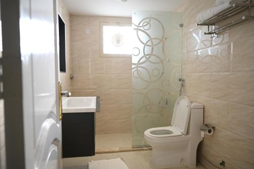 泰布克فندق جاردن فيو的一间带卫生间和水槽的浴室