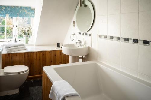 Alton PancrasBrace of Pheasants的带浴缸、盥洗盆和卫生间的浴室