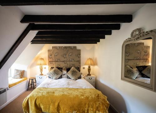 Alton PancrasBrace of Pheasants的一间卧室配有一张黄色床罩的床