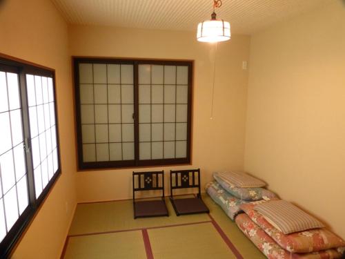 京都东山之宿 缘侧的带窗户的客房内设有两张床的房间