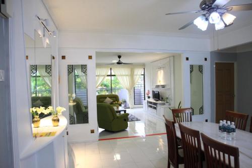乔治市Isabella Villa George Town Penang的客厅配有桌子和绿色椅子