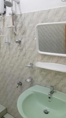卡特勒格默Fair View Bungalow的一间带绿色水槽和镜子的浴室
