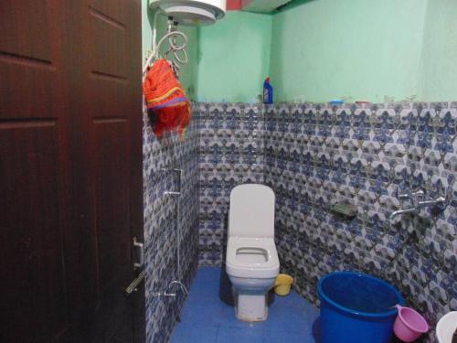 甘托克BOJO house的一间带卫生间和瓷砖墙的浴室