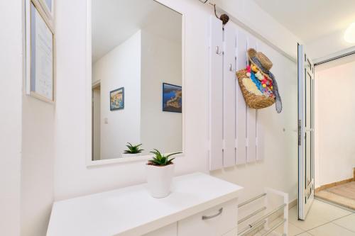 木洛希尼Apartments Antares的白色的浴室设有水槽和镜子