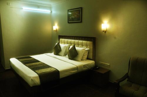 ChakkarakkalBROAD BEAN Chakkarakkal的配有两张枕头的床的酒店客房