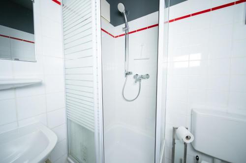诺伊斯Studio WHITE - Central - Balcony - Fair - Kitchen的带淋浴和盥洗盆的白色浴室