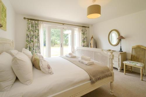 奥尔德堡Greenacres - Aldeburgh Coastal Cottages的卧室配有一张大白色床和窗户
