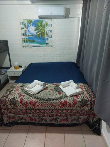 吉诺萨滨海Casa vacanza Leone con Terrazza的一间卧室配有带毛巾的床