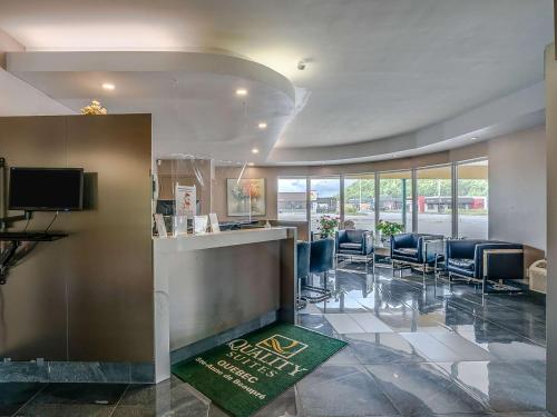 圣安娜德博普雷品质套房酒店的大堂设有配备椅子的等候室和酒吧