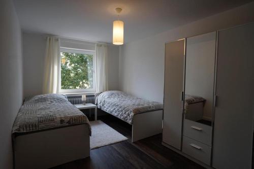汉诺威Gemütliche Unterkunft für bis zu 11 Personen.的一间卧室设有两张床和窗户。