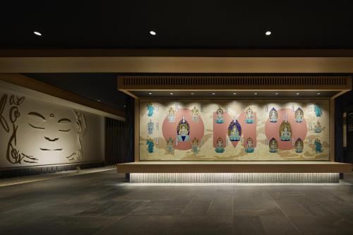 京都OMO3 Kyoto Toji by Hoshino Resorts的一间墙上挂有绘画的房间