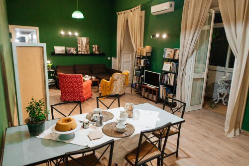 那不勒斯Green Chiaia的客厅设有绿色的墙壁和桌椅