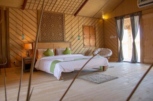 苏尔SAMA Ras Al Jinz Resort的卧室配有一张床