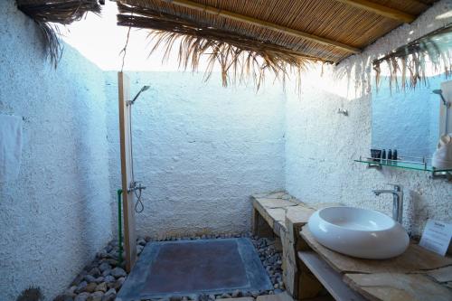 苏尔SAMA Ras Al Jinz Resort的一间带水槽和卫生间的浴室