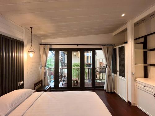 曼谷Priya Boutique House的一间卧室设有一张床和一个阳台