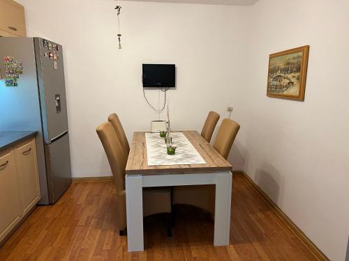 蒂米什瓦拉CASA DON的厨房配有桌椅和冰箱。