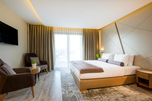 柏林柏林克拉斯科酒店的酒店客房设有一张床和一个大窗户