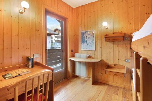 瓦尔迪索托Mountain Chalet close to Bormio的一间设有木镶板墙和窗户的客房