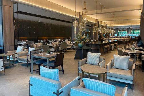 蓬塔阿雷纳斯合恩角酒店的一间带桌椅的餐厅和一间酒吧