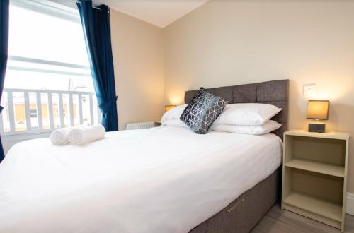 伦敦德里Quay 8的卧室配有一张大白色床和窗户