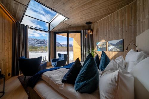 阿尔塔Sorrisniva Arctic Wilderness Lodge的一间卧室设有一张床和一个大窗户
