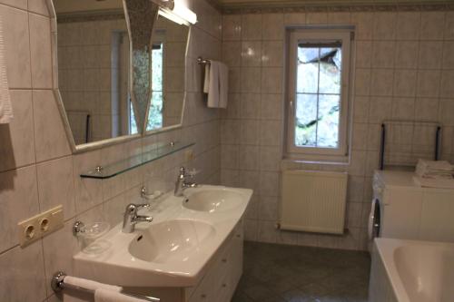 皮茨河谷阿兹尔Appart Gabl的白色的浴室设有水槽和镜子