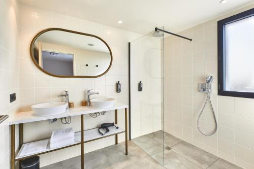 穆耶龙·勒卡普蒂夫ibis Styles La Roche-sur-Yon的一间带两个盥洗盆和淋浴的浴室