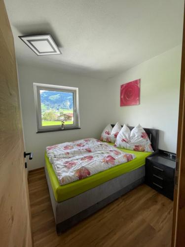 施文道Apart Egger的一间卧室设有一张床和一个窗口