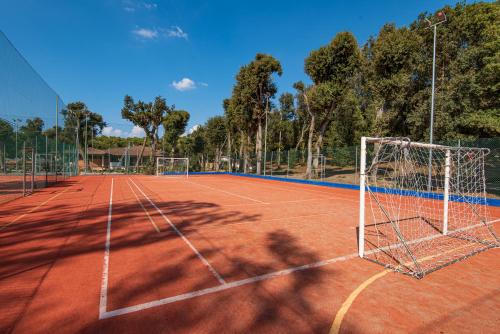 马里纳-迪卡斯塔涅托Paradù EcoVillage & Resort的网球场,上面有网