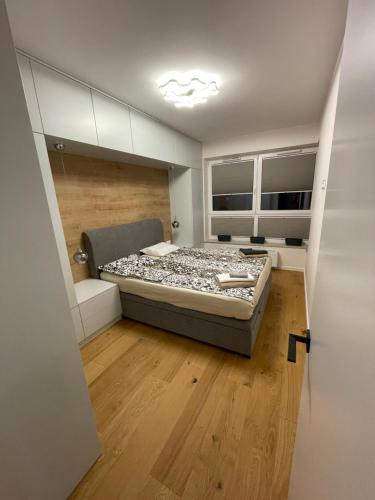 华沙Księżycowy Apartament Ursus的卧室中间设有一张床