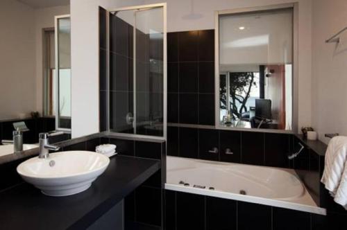 仙女港巴特里科夫海滨公寓的浴室配有盥洗盆和浴缸。