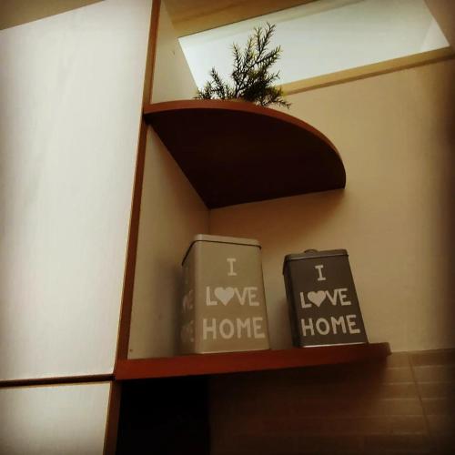 罗扎诺Il Nido的书架上两个箱子,上面写着我爱回家的话