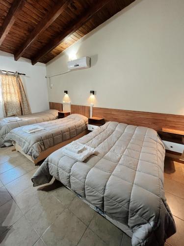 图努扬Hospedaje Los Ilustres的一间卧室,配有两张床