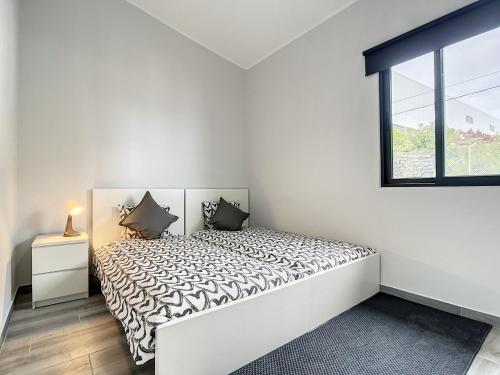 卡尼萨尔Casa da Avo by Atlantic Holiday的白色的卧室设有床和窗户