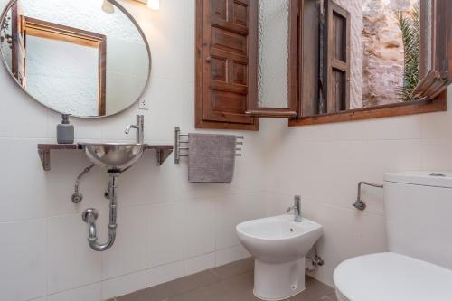 卡拉莫若尔Vacaciones en Cala Morell的一间带水槽、镜子和卫生间的浴室