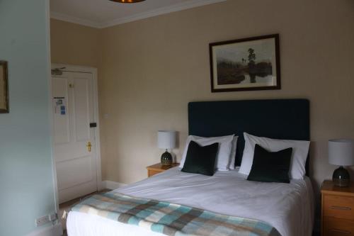皮特洛赫里Tigh Na Cloich的一间卧室配有一张大床和两个枕头