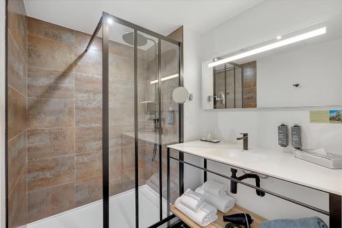 拉蒙维尔圣阿尼Domaine de Montjoie - Toulouse - BW Premier Collection的带淋浴和盥洗盆的浴室