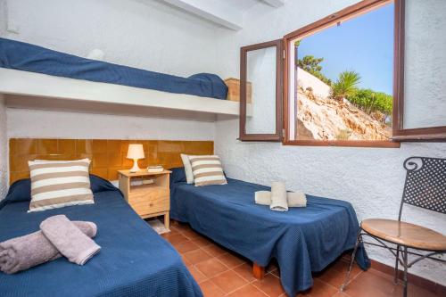 卡拉莫若尔Vacaciones en Cala Morell的海滩景客房 - 带两张床