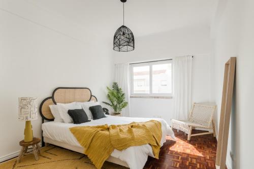 里斯本Casa Boma Lisboa - Design & Spacious Apartment With Balcony - Alvalade II的一间卧室配有一张黄色毯子床