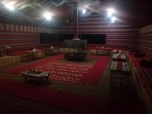 瓦迪拉姆Wadi rum Local guide camp的大房间,设有舞台和大屏幕