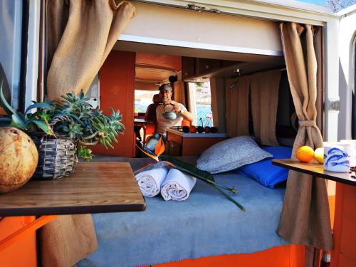 波尔蒂芒Rent a BlueClassics 's Campervan combi J9 en Algarve au Portugal的一张大篷车床照片的人