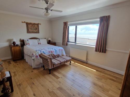 邓坎嫩High Tide的一间卧室设有一张床、一个窗口和一把椅子