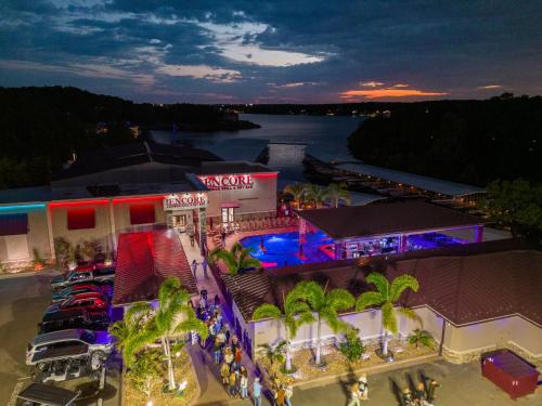 奥沙克湖The Resort at Lake of the Ozarks的夜间码头的空中景观