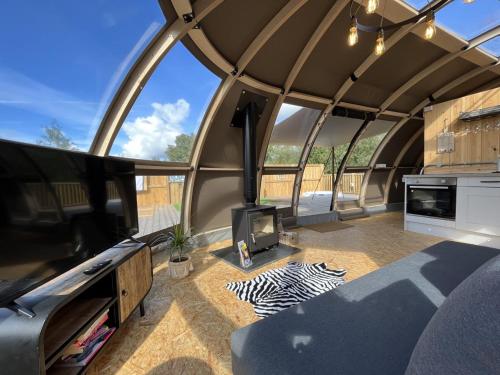 滕比Sunrise Dome Tent的大型帐篷配有电视和客厅
