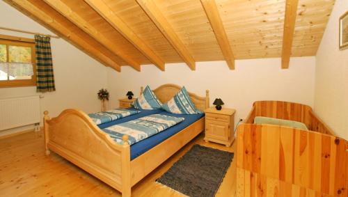 拜尔里舍艾森施泰恩Ferienhaus Schachtenbach的一间卧室设有一张床和木制天花板