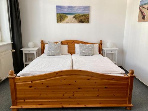 奥斯赛拜-屈隆斯博恩Ferienwohnung Windlicht的一间卧室配有木床和2个床头柜