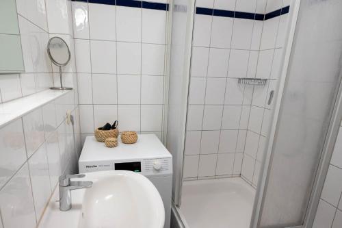 奥斯赛拜-屈隆斯博恩Ferienwohnung Windlicht的一间带卫生间和淋浴的小浴室